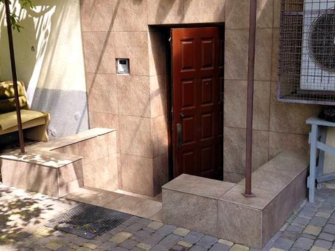 комерційна за адресою Саксаганського вул., 67