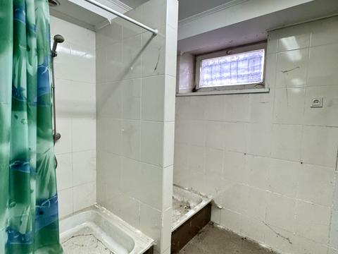 комерційна за адресою Крайна вул., 1