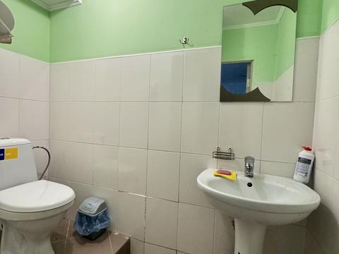комерційна за адресою Крайна вул., 1