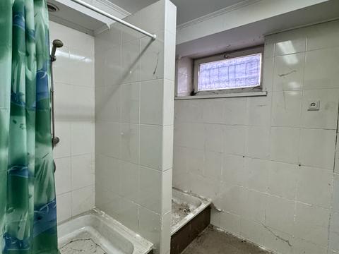 комерційна за адресою Крайна вул., 1