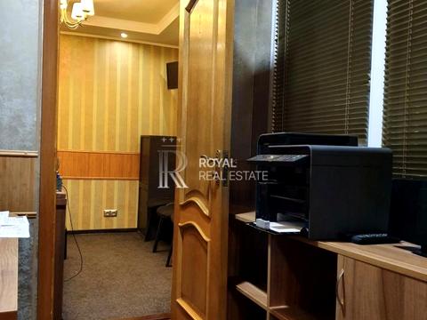 комерційна за адресою Межигірська вул., 25