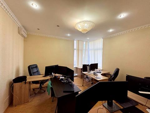 комерційна за адресою Євгена Коновальця вул. (Щорса), 32-В