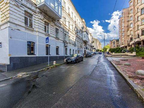 комерційна за адресою Кудрявська вул., 16