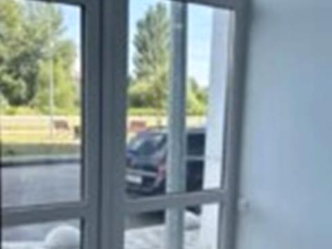 комерційна за адресою Ревуцького вул., 54