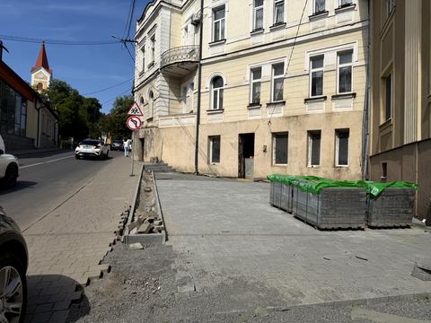 комерційна за адресою Підгірна вул., 1