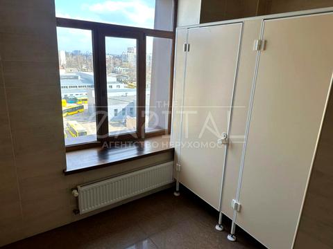 комерційна за адресою Празька вул., 6