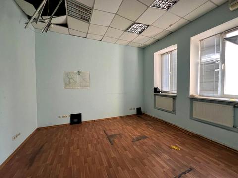 комерційна за адресою Лариси Руденко вул., 6