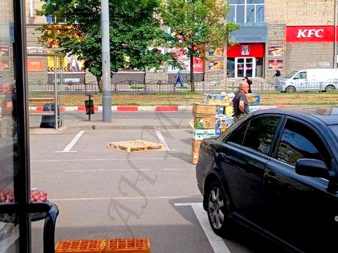 комерційна за адресою майдан Захисників України пл. (Повстання), 1