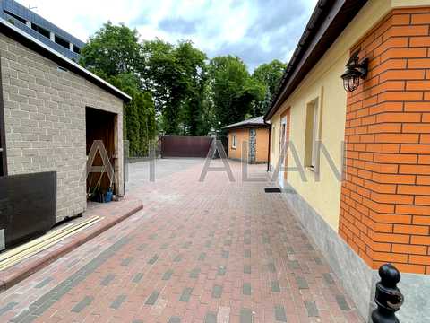 комерційна за адресою Заводська вул., 8