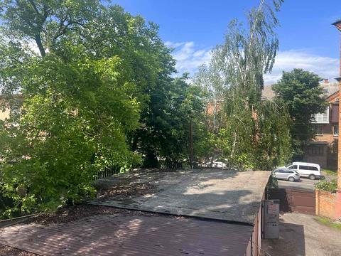 комерційна за адресою Визволення вул., 2