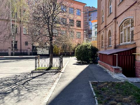 комерційна за адресою Турівська вул., 24