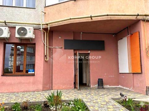 коммерческая по адресу Будівельників ул., 4