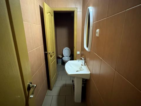 комерційна за адресою Металургів просп., 2б