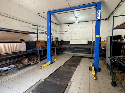 комерційна за адресою Металургів просп., 2б