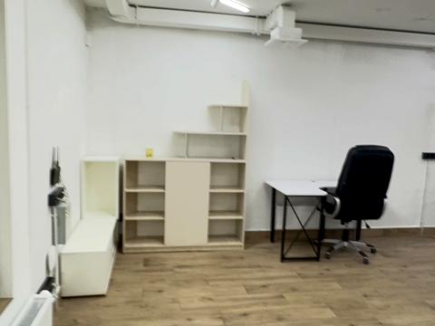 комерційна за адресою Дніпровська набережна вул., 18-Б