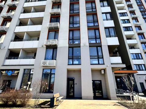 комерційна за адресою Дніпровська набережна вул., 18-Б