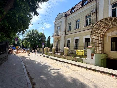комерційна за адресою Драгоманова вул., 32