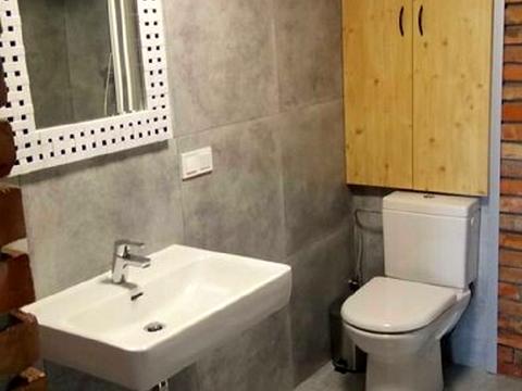 комерційна за адресою Зарічна вул., 1-Б
