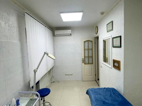 комерційна за адресою Українська вул., 1