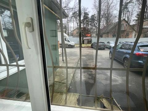 комерційна за адресою Українська вул., 1