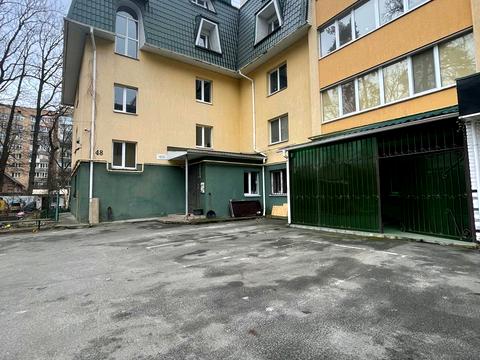 комерційна за адресою Українська вул., 1