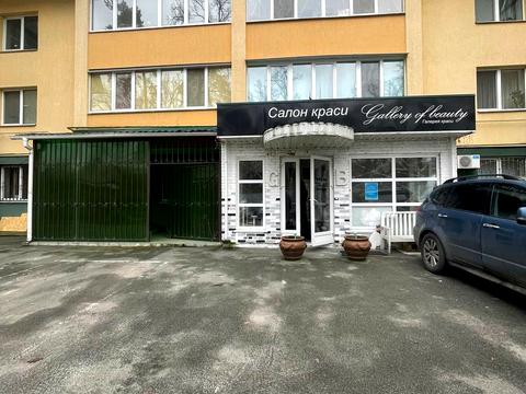 комерційна за адресою Українська вул., 1