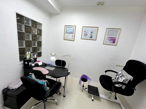 комерційна за адресою Українська вул., 1