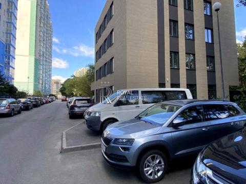 комерційна за адресою Воскресенська вул., 18