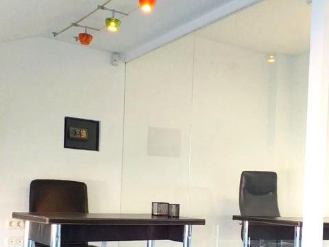 комерційна за адресою Дніпровська набережна вул., 19-А