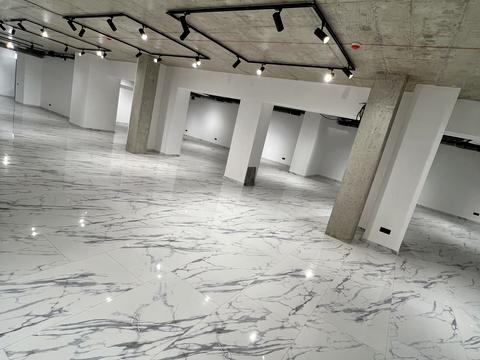 комерційна за адресою Володимира Івасюка вул., 1