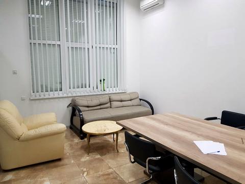 комерційна за адресою Саперно-Слобідська вул., 8