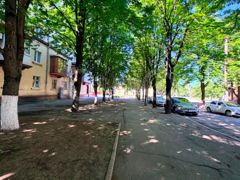 комерційна за адресою Металургів просп., 18