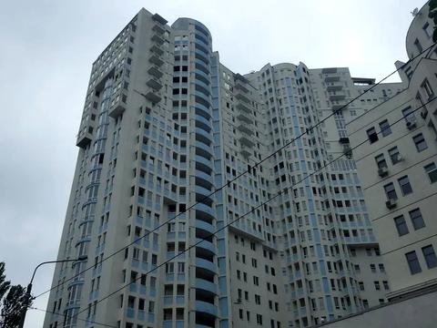 паркомісце за адресою Миколи Міхновського бульв. (Дружби народів), 14-16