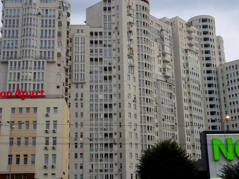 паркомісце за адресою Миколи Міхновського бульв. (Дружби народів), 14-16