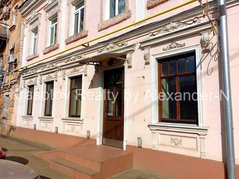 комерційна за адресою Старопортофранківська вул., 9