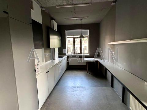 комерційна за адресою Воздвиженська вул., 51А