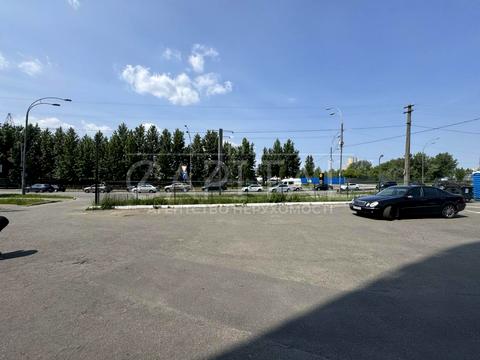 комерційна за адресою Драгоманова вул., 1