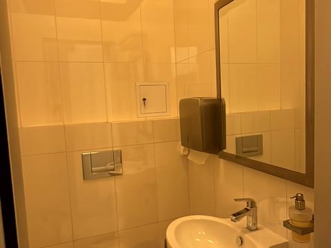 комерційна за адресою Саксаганського вул., 42
