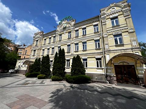 комерційна за адресою Костянтинівська вул., 32б
