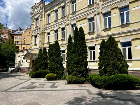 комерційна за адресою Костянтинівська вул., 32б