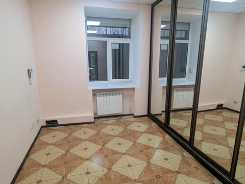 комерційна за адресою Кропивницького вул., 18