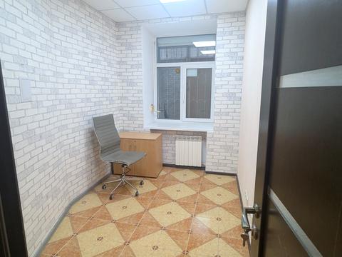 комерційна за адресою Кропивницького вул., 18
