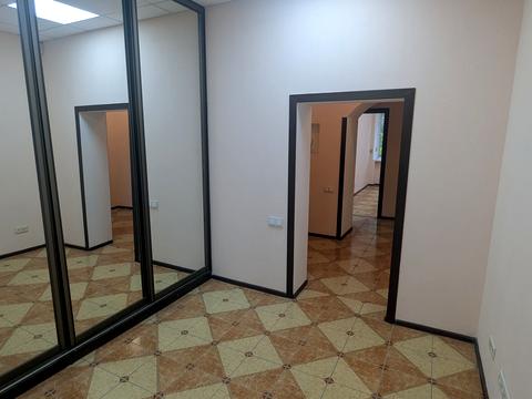 комерційна за адресою Кропивницького вул., 18