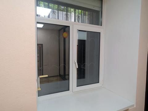 комерційна за адресою Кропивницького вул., 18