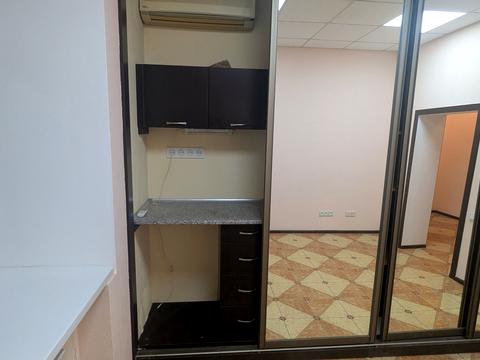 комерційна за адресою Кропивницького вул., 18