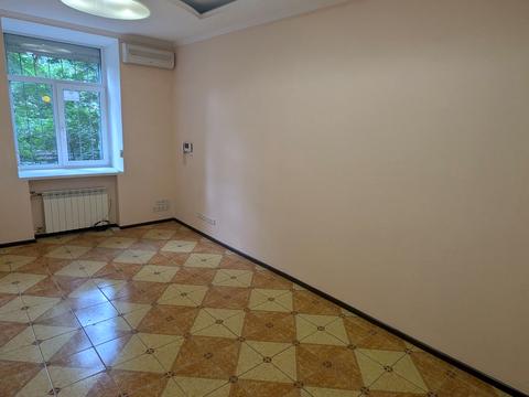 комерційна за адресою Кропивницького вул., 18