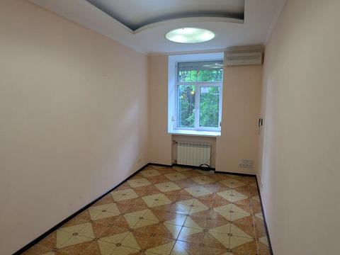 комерційна за адресою Кропивницького вул., 18