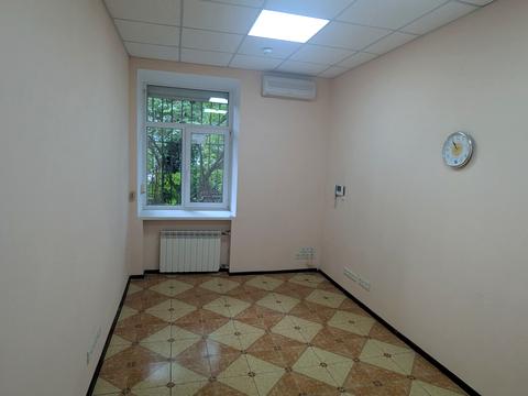 комерційна за адресою Кропивницького вул., 18