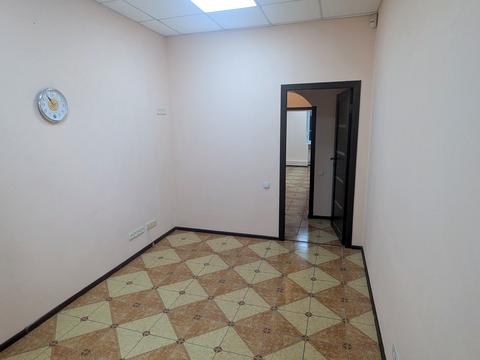 комерційна за адресою Кропивницького вул., 18