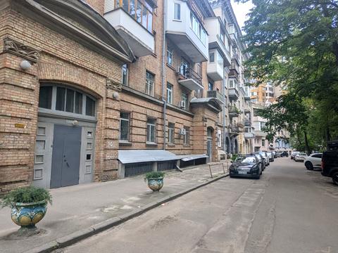 комерційна за адресою Кропивницького вул., 18